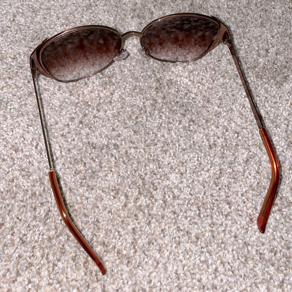 Women’s sunglasses 😎 - Picture 2 of 7